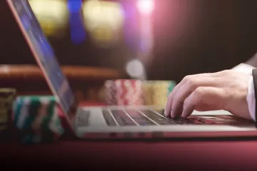 F8BER Live Casino - Tham gia những bàn chơi dealer thật đầy sôi động Một dealer chuyên nghiệp chào đón người chơi tại bàn roulette, gợi lên cảm giác casino trực tiếp chân thực trên F8BER.