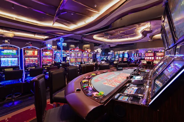 Vòng roulette phát sáng với chip đổ xuống, tượng trưng cho các trò chơi live và instant win trên F8BER.