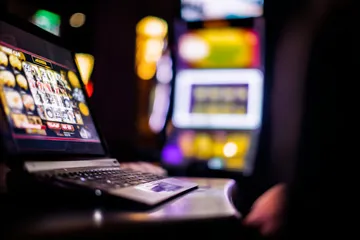 Một cô gái mỉm cười bên cạnh các máy slot sáng rực với biểu tượng may mắn, thể hiện danh mục slot nổi bật của F8BER.