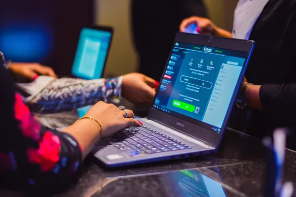 Một dealer tự tin giữa các chip casino mời người chơi truy cập tài khoản F8BER, thể hiện quy trình đăng nhập nhanh chóng.